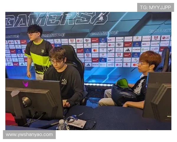 《全球电竞赛季精彩纷呈 国内外战队激烈对抗 引领电竞新潮流》