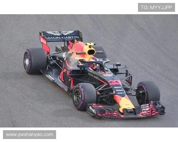 F1赛季最新动态：红牛与梅赛德斯争夺冠军宝座，赛车技术再迎创新突破